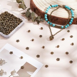 PH PandaHall - 300 piezas de 6 estilos plateados, abalorio de aleación planas, cubos de flores, espaciadores tibetanos, abalorio sueltas chapadas, espaciadores para pulseras, arete, collares, joyería