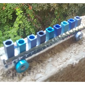 Bluenoemi Menorah Chanukiah para niños Metal plateado esmaltado tren azul regalo judío Judaica regalos para el hogar