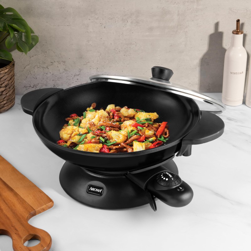 Aroma Housewares AEW-307 Electric Wok, 5 Qt, Black.