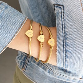 Clepsidra® Pulseras de mujer plateadas o rosadas personalizadas con inicial. Accesorios y regalos para mujer elegantes y resistentes. Joyeria de acero inoxidable con dijes para mujer A-Z. Brazalete ajustable. Gift… (AJUSTABLE, A, DORADO)