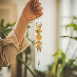 Boho-berry Sun Catcher with Prism Crystal, Boho Moon Phases Garland, Gold Decorative Aesthetic, Decorative Window for Hanging, Perfect Vintage, Indie and Witchy Decoration, Suitable as a Gift