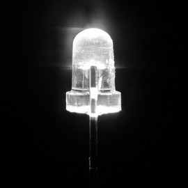 Novelty Place 100pcs 5mm White LED Diode Lights - Super Bright Clear Transparent DC 3V 20mA Light Emitting Diode LED Bulbs - DIY Science Project Electronic Components Lighting Kit (White Light)