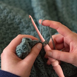 Ommi Ergonomic Handle Crochet Hooks | Handcrafted 17.78 cm Crochet Hook | Knitting Needle, Craft Yarn Weave | Best Gift! (Pink, 4.5 mm)