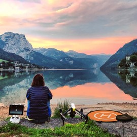 Mantona Foldable Drone Landing Area Diameter 55 cm with Metal Pegs and Transport Bag I Weatherproof Drone Landing Platform I Printed on Both Sides in Orange and Grey I Safe Landing on Ground Snow