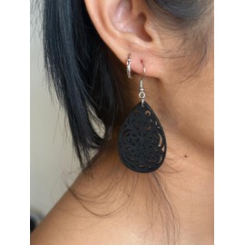 ⊹⊱❁✿ SCHWARZE LEICHTE LASERCUT TROPFEN OHRRINGE AUS HOLZ ✿❁⊰⊹ tolle, geschnitzte Ohrringe an silbernen Haken in schwarz und silber