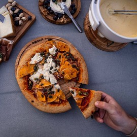 Boska Pizza Board Friends S/Serving Board Made of Oak Wood / Pizza, Tapas and Smaller Foods / Practical Collection Channel / Brown / Diameter 24 cm