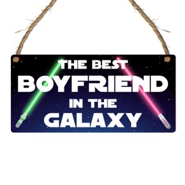 Best Boyfriend in the Universe Plaque – Fun Sci-Fi Sign – Gift for Boyfriends – Space-Themed Wall Deco Great for birthday gifts, Christmas, and teacher gifts or just because. (Boyfriend)