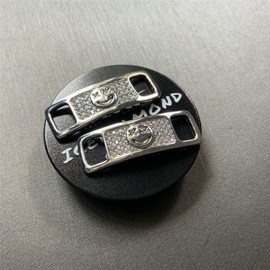 ICEDIAMOND Iced Out CZ Diamond Shoelace Buckle, 2 Pieces Gold Plated Brass AF1 Stylish Charm Shoelace Pendant, Fashion Snkrs Shoes Accessory, Bras, Zircon