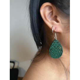 ⊹⊱❁✿ OLIV GRÜNE LEICHTE LASERCUT TROPFEN OHRRINGE AUS HOLZ ✿❁⊰⊹ tolle, geschnitzte Ohrringe an silbernen Haken in grün und silber