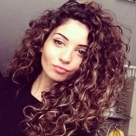 Fencca Curly Long Wigs for Women Dark Brown with Highlights Heat Synthetic Wig Brown Loose Curly Hair Wig Layered Wavy Curly Wigs for White Women Free Part Fluffy Wig