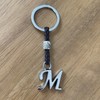 Personalisierter Leder-Schlüsselanhänger mit Initialen - Versilberte Zamak-Buchstaben und Perlen -