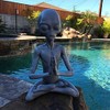 AUNMAS Estatua Alienígenas, Estatua Resina Extraterrestre Meditación de Jardín el