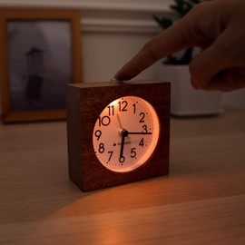 Navaris Analogue Wooden Alarm Clock with Snooze - Retro Clock with Dial Alarm Light - Quiet Vintage Wood Table Clock Without Ticking - Natural Wood in Light Brown