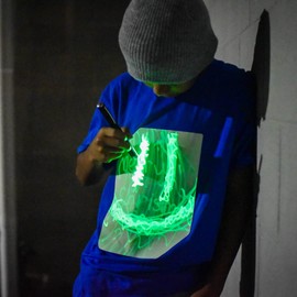 Illuminated Apparel playera interactiva que brilla en la oscuridad, diversión para fiestas de cumpleaños y festivales, Azul/Verde Brillo, 3 Años/4 Años
