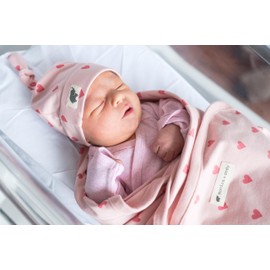 MONICA + ANDY Hello Baby Cuddle Box, Size 0-3 Months, Pink Hearts, 100% Organic Baby Clothes for Girls & Boys, One Piece, Matching Set, Cap, & Blanket, Sustainable Soft Fabric for Newborn & Infant