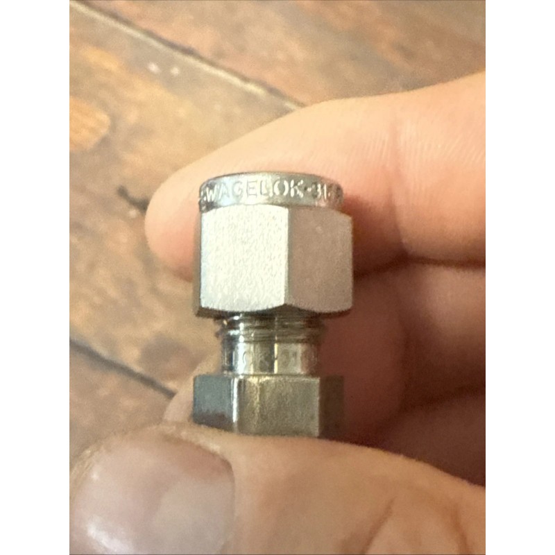 Swagelok SS-400-R-2 1/4 - 1/8" Stainless Steel Fitting Reducer Free