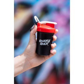 Shake Shot (versión actualizada, negro/rojo, mini botella de 4 onzas para preentrenamiento, creatina y suplementos de cuchara pequeña (no para proteínas) Mosquetón y bola agitadora incluidos