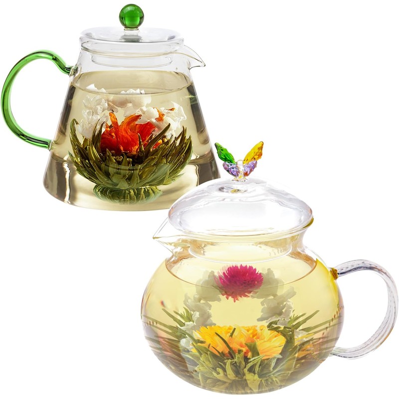 Té floreciente de jazmín, lirio de hadas y flores de