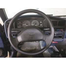 RedlineGoods Lenkradbezug - 2-Speichen-kompatibel mit Toyota Hilux 1988-97 Maßgeschneidert - nicht universell! Echtes hochwertiges italienisches schwarzes perforiertes Leder mit rotem Faden