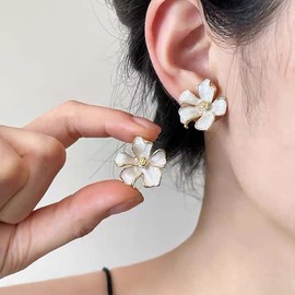 Aneneiceera Vintage Enamel Flower Stud Earrings White Floral Petal Earrings Acrylic Flower Earrings Minimalist Earrings Jewelry for Women