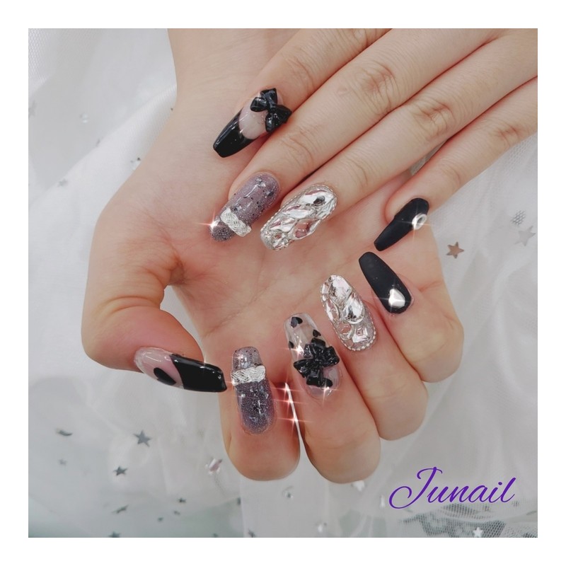 ⭐️ Black Heart Handmade Nail Tips ✨ - Short Oval
