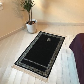 K'ba Pattern Prayer Rug | Large Size Muslim Prayer Mat | Chenille Embroidered Woven Janamaz - Size: 125 x 70 cm | Black