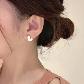 Yheakne Boho Enamel Heart Earrings Black Heart Stud Earrings Vintage Love Heart Earrings Tiny Black Heart Love Earrings Jewellery for Women and Girls, Zinc, No Gemstone