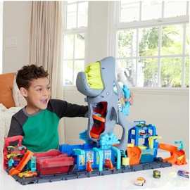 Hot Wheels HTN82 Ultra Shark Car Wash Track Set w/ Reveal Toy Vehicle & Storage