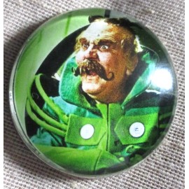 GLASS DOME PICT BUTTON - WIZARD OF OZ - THE GUARD AT DOOR TO EMERALD CITY