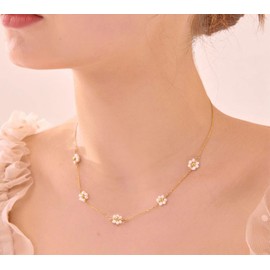 ZAULER Daisy Pearl Choker Necklace, Dainty Flower Trendy Necklace Gold Summer Jewelry for Women & Teens