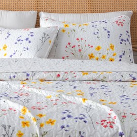great bay HOME Marianne Collection 3 Piece Quilt Set with Shams. Reversible Floral Bedspread Coverlet. Machine Washable. (Full / Queen, Multi)