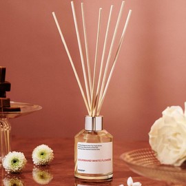 Dossier Room Diffuser, 100ml, Ambery Saffron, Floral Marshmallow, Ambery Vanilla, Woody Sandalwood, Floral Honeysuckle, Ambery Cherry, Gourmand White Flowers, Woody Sage:_Gourmand White Flowers