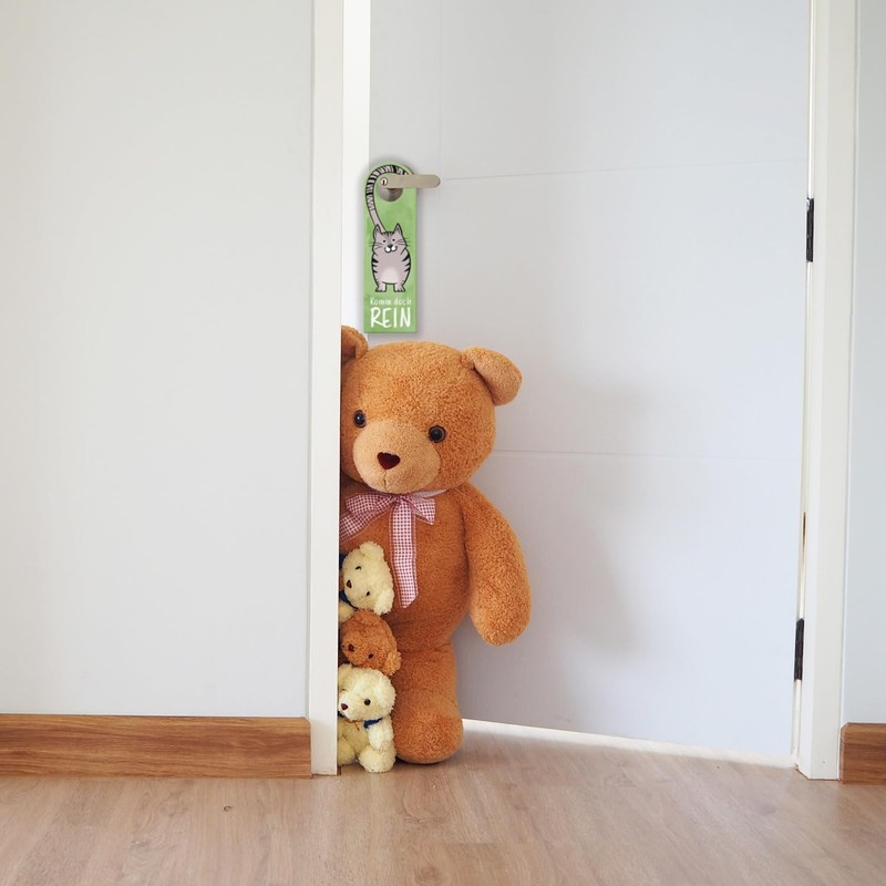 “Komm doch rein” or “Behalt deinen Hintern draußen” Door Hanger