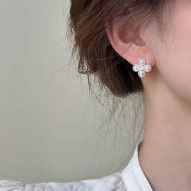 Inilbran Boho Rhinestone Pearl Earrings Gold Pearl Flower Earrings Vintage Crystal Pearl Earrings Sparkling CZ Pearl Earrings Jewellery for Women and Girls, Zinc