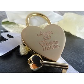 Heart-shaped love padlock that can be engraved with the text of your choice.