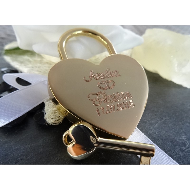 Heart-shaped love padlock that can be engraved with the text