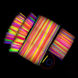 Fun Express Glow Stick, Bracelet & Necklace Assortment - Bright Glow Jewelry for Parties, Events & Celebrations 600-Piece