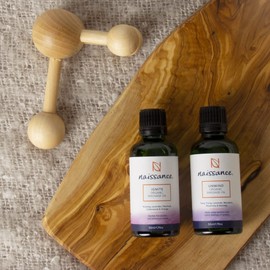 Naissance The Couples Box Romantisches BIO Massageöl Set - Sinnliches Körperöl Wellness Geschenk Set für Entspannung & Hautpflege mit Holzmassager für Frauen & Männer - Natürlich, Vegan