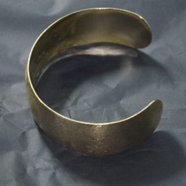 CHICNET Brass Tribal Bangle Golden Hatched Convex Curved 25 mm Wide Adjustable Antique Gold Brass Narrow Bangle Open Bracelet Vintage Retro, Brass