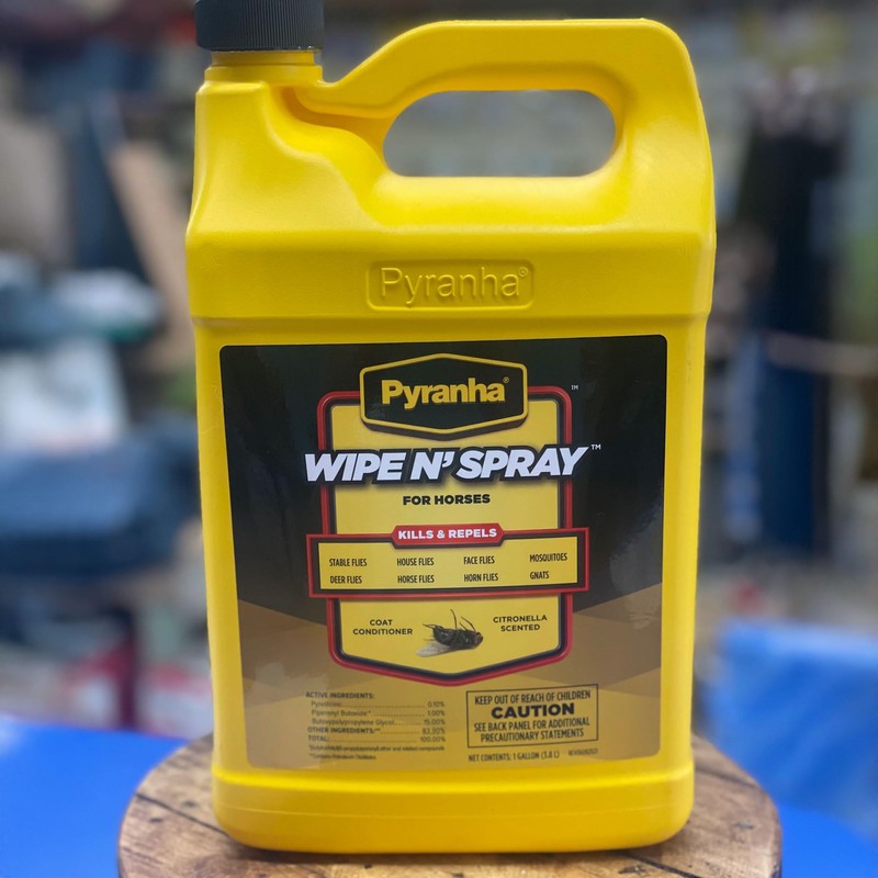 PYRANHA Wipe N' Spray for Horses - Oil-Based Long Lasting