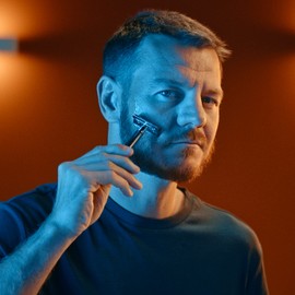 Gillette Razor to refine the beard with 5 spare blades