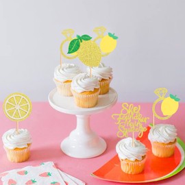 Keaziu Paquete de 24 adornos para magdalenas de limón con texto en inglés "She found her Main Squeeze cupcakes, púas para novia, fiesta de compromiso, baby shower, fiesta de cumpleaños, decoración de pasteles