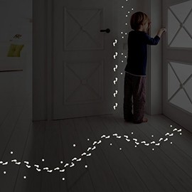 Wandkings Lustige Fußabdrücke, 78 Sticker, extra starke Leuchtkraft, Wandsticker Leuchtaufkleber, Fluoreszierend und im Dunkeln leuchtend