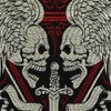 Parche grande con apliques de calavera y alas de espada,