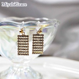 MiyabiGrace - arete de clip para mujer, diseño rectangular de diamantes de imitación de oro con cristales invisibles, cómodos y no perforados, Resina, No es una piedra preciosa