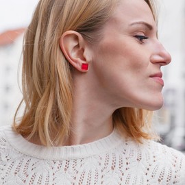 ALEXASCHA® Small stud earrings with square glass stones, hypoallergenic stainless steel studs, sustainable upcycling jewellery for him and her, 10 mm x 10 mm x 3 mm (cherry red)