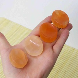 NKlaus Peach Selenite Bean, 4 x 3.5 x 1.5 cm, Hand Carved Peach Selenite Bean, Ideal for Storing Small Balls and Healing Stones, Spiritual Decoration for Energy Harmonisation 16457