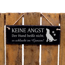 Dog Door Sign with German Text "Keine Angst, der Hund beißt nicht er Schluckt im Ganzen" - Engraved Slate Warning Sign 22 x 8 cm