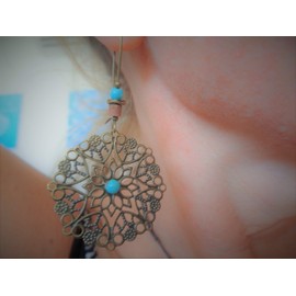 FEDERLEICHTE MANDALAS IN BRONZE MIT TÜRKISEN STEIN PERLEN UND KERAMIK AN LANGEN KIDNEY HAKEN Ohrringe, handgefertigt, in bronze