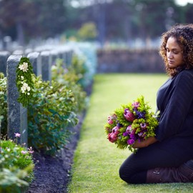 AQKILO Adjustable Cemetery Wreath Hangers with Protective Pads for Headstones - Fits 6-11 Inch Tombstones, Christmas、Easter、Memorial Day Grave Decor Wreath Holders, Width Adjustable Design - 2 Pack